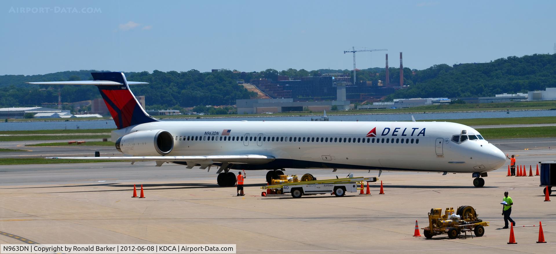 N963DN, 1998 McDonnell Douglas MD-90-30 C/N 53533, DCA, VA
