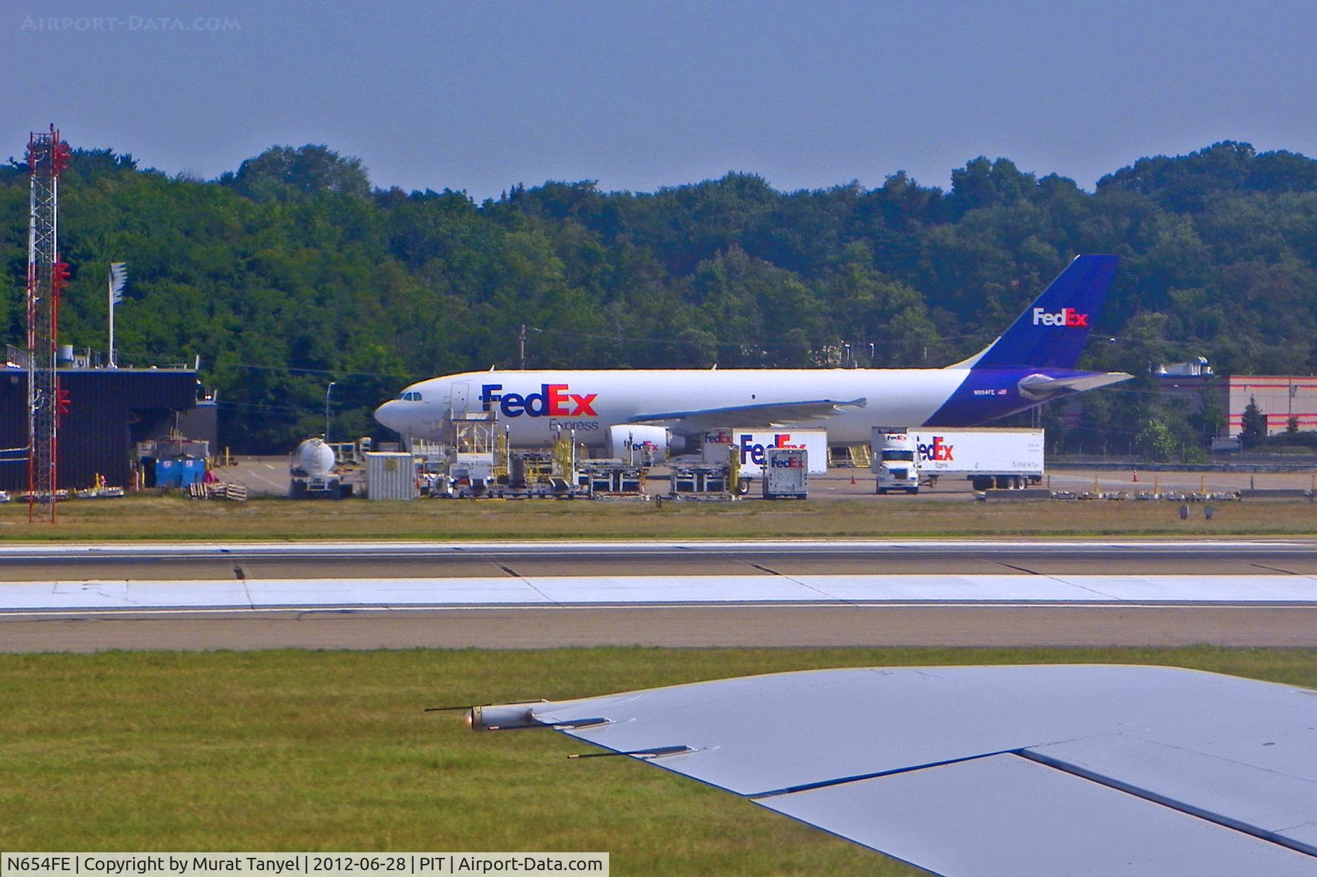 N654FE, 1994 Airbus A300F4-605R C/N 738, Being loaded at PIT.