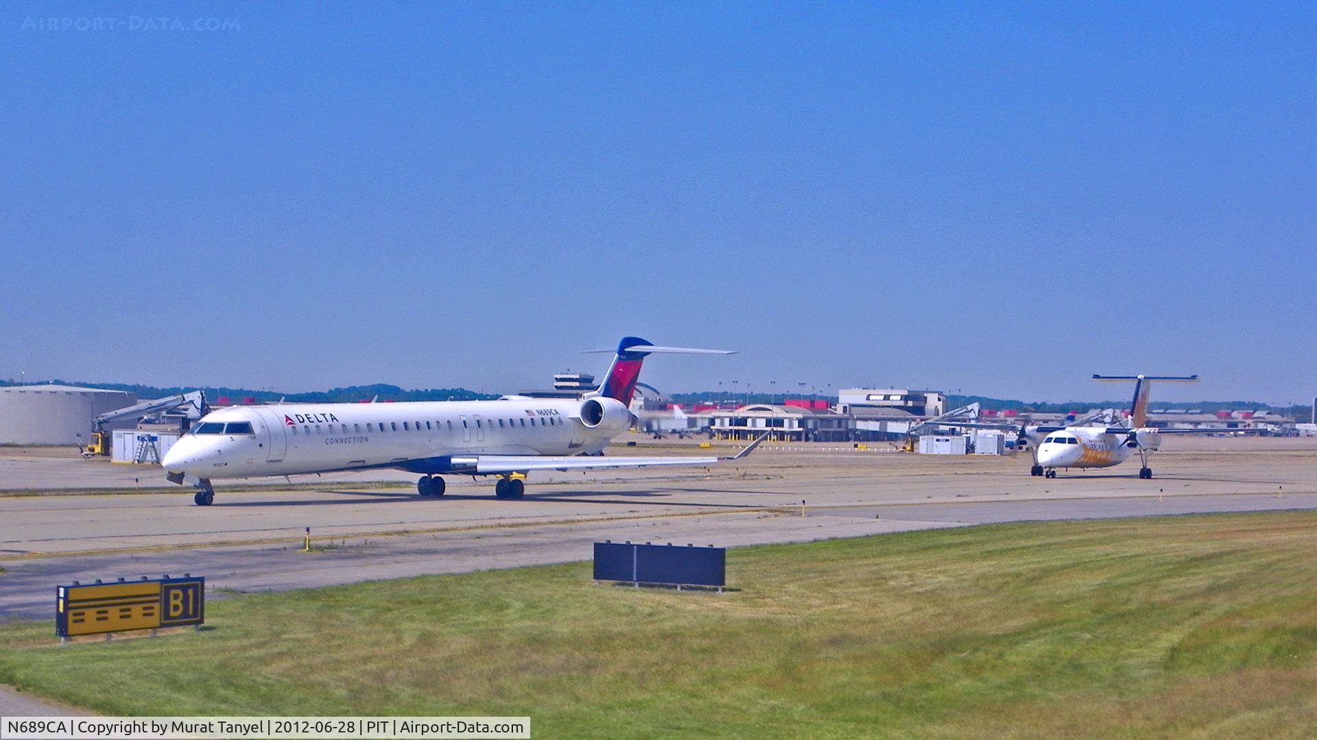 N689CA, 2007 Bombardier CRJ-900ER (CL-600-2D24) C/N 15133, Taxiing to take off at PIT.
