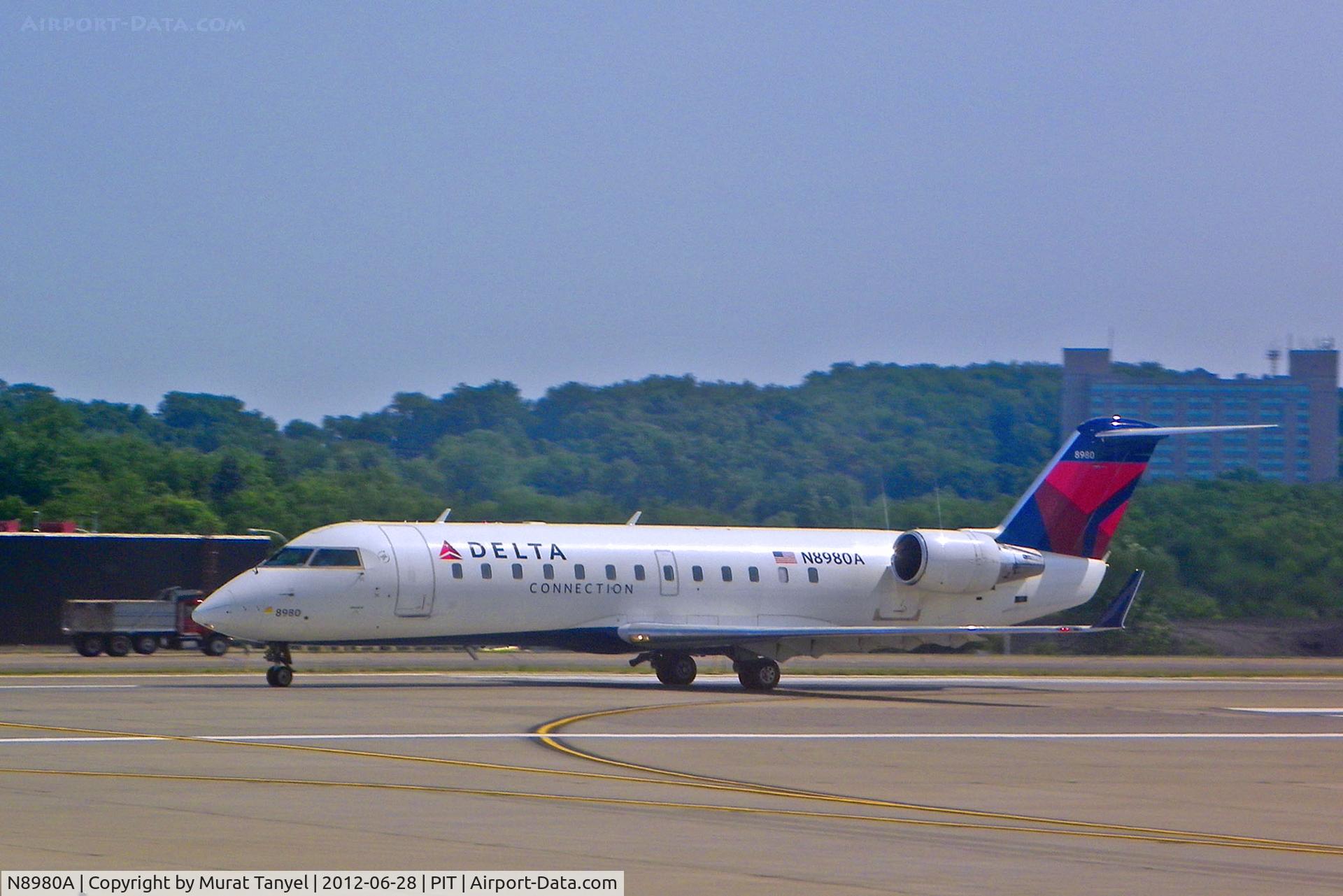 N8980A, 2004 Bombardier CRJ-200 (CL-600-2B19) C/N 7980, Taxiing at PIT.