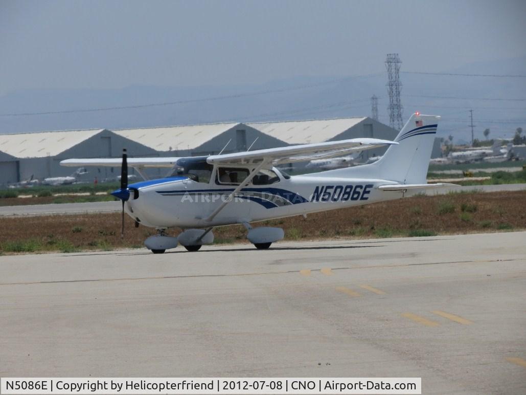 N5086E, 1978 Cessna 172N C/N 17271703, Turning off from taxiway Alpha