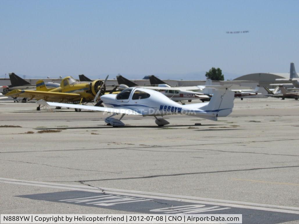 N888YW, 2006 Diamond DA-40 Diamond Star C/N 40.689, waiting for passengers