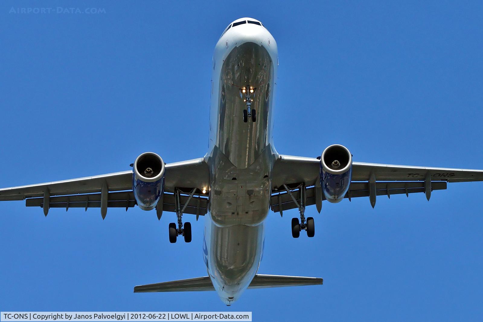 TC-ONS, 1993 Airbus A321-131 C/N 364, OnurAir Airbus A321-131 final approach in LOWL/LNZ