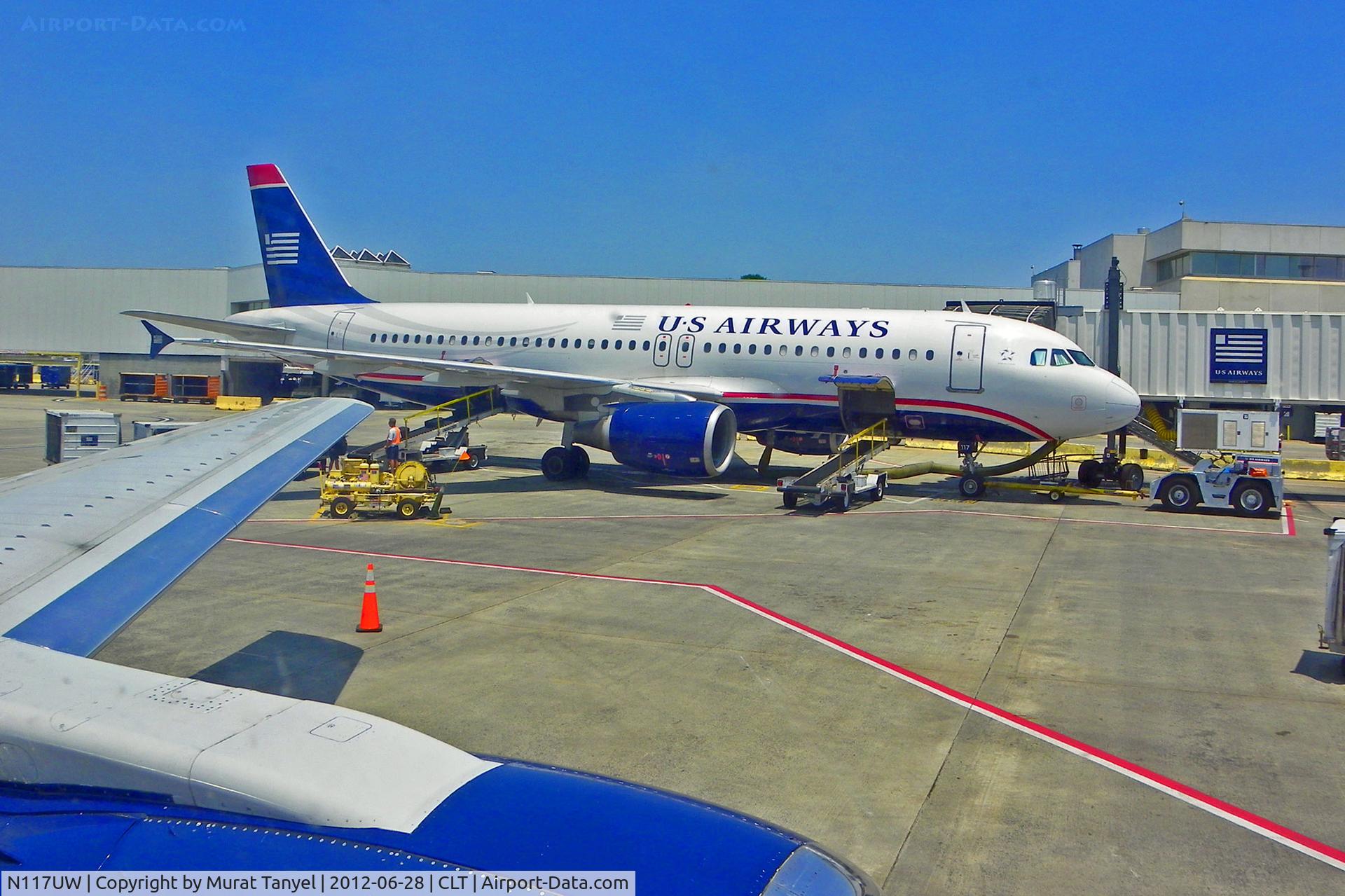 N117UW, 2000 Airbus A320-214 C/N 1224, At the gate at CLT