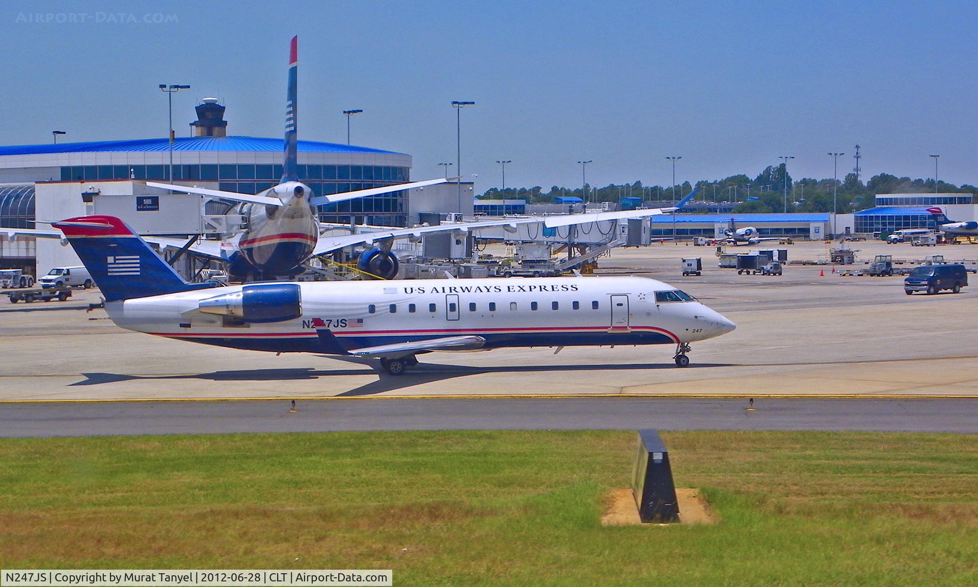 N247JS, 2004 Bombardier CRJ-200ER (CL-600-2B19) C/N 7922, Taxiing at CLT.
