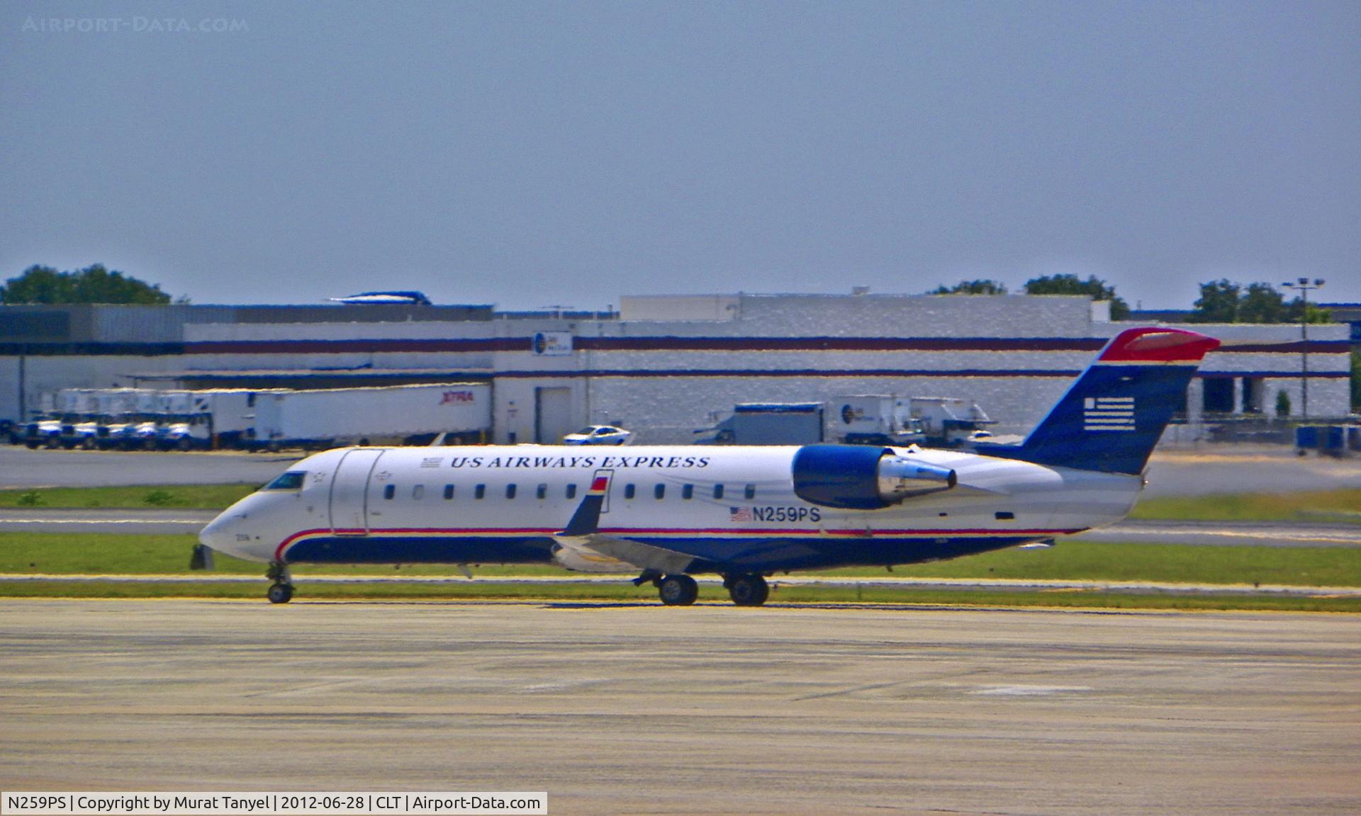 N259PS, 2004 Bombardier CRJ-200ER (CL-600-2B19) C/N 7945, Taxiing at CLT.