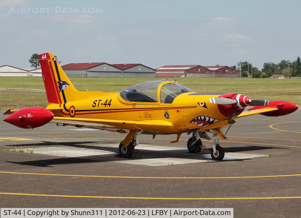 ST-44, SIAI-Marchetti SF-260D C/N 844, Static display during LFBY Open Day 2012