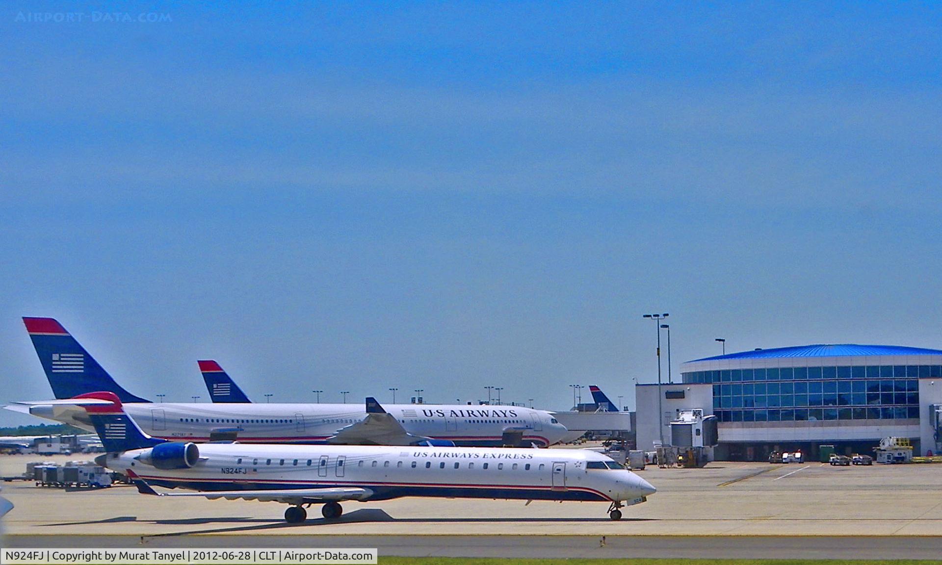 N924FJ, 2004 Bombardier CRJ-900ER (CL-600-2D24) C/N 15024, Taxiing at CLT