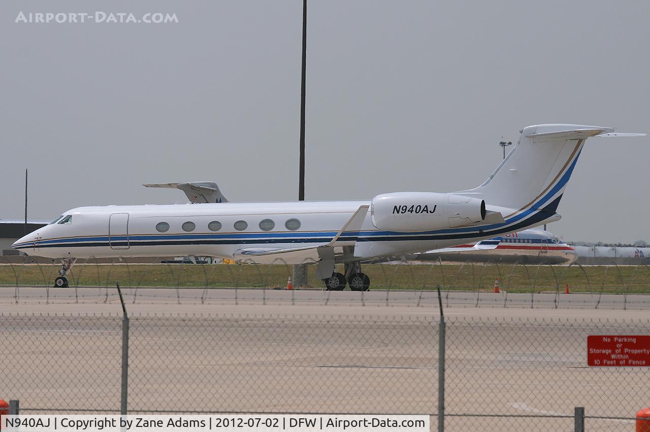 N940AJ, 1999 Gulfstream Aerospace G-V C/N 565, On the ramp at DFW Airport