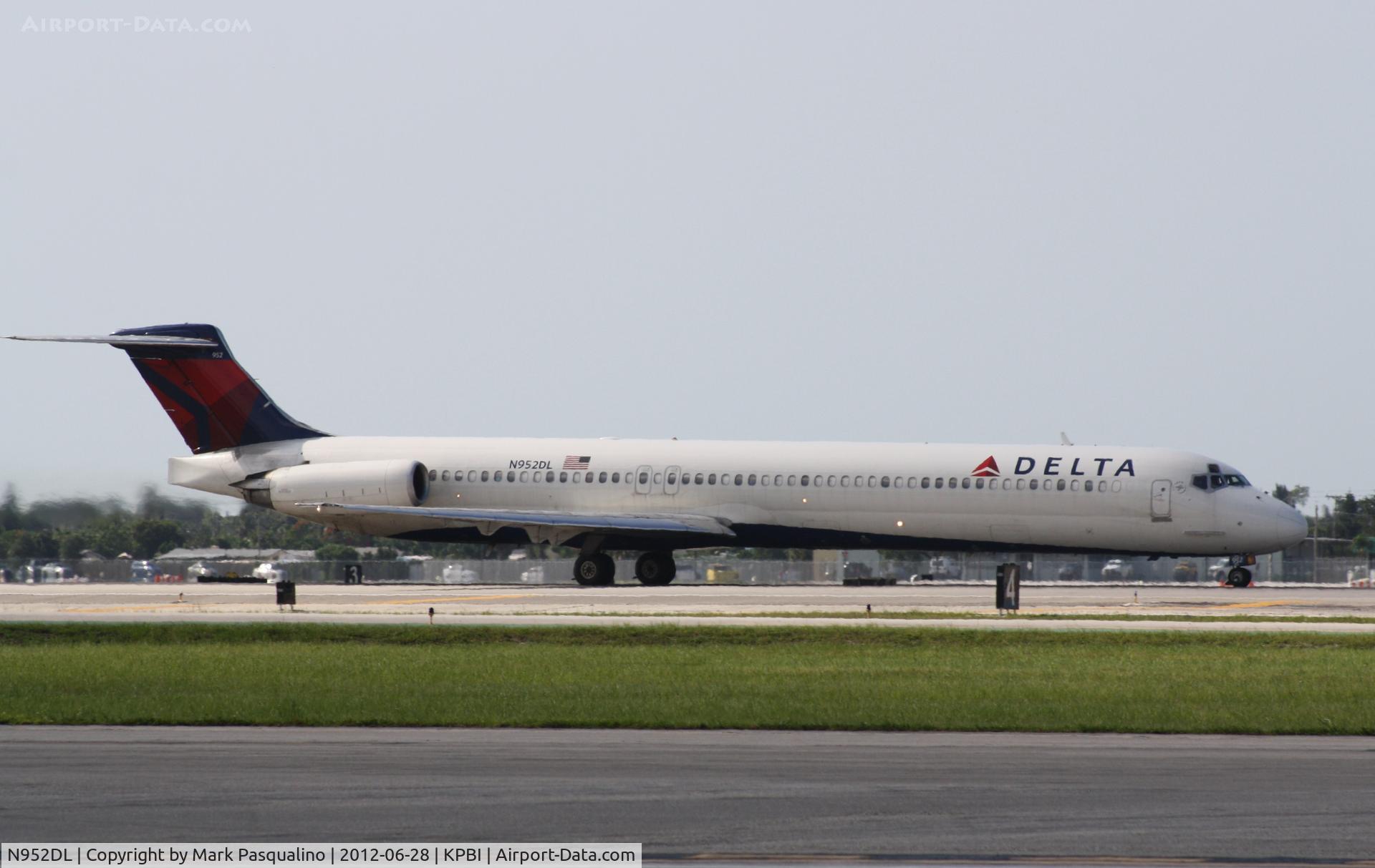 N952DL, 1990 McDonnell Douglas MD-88 C/N 49883, MD-88