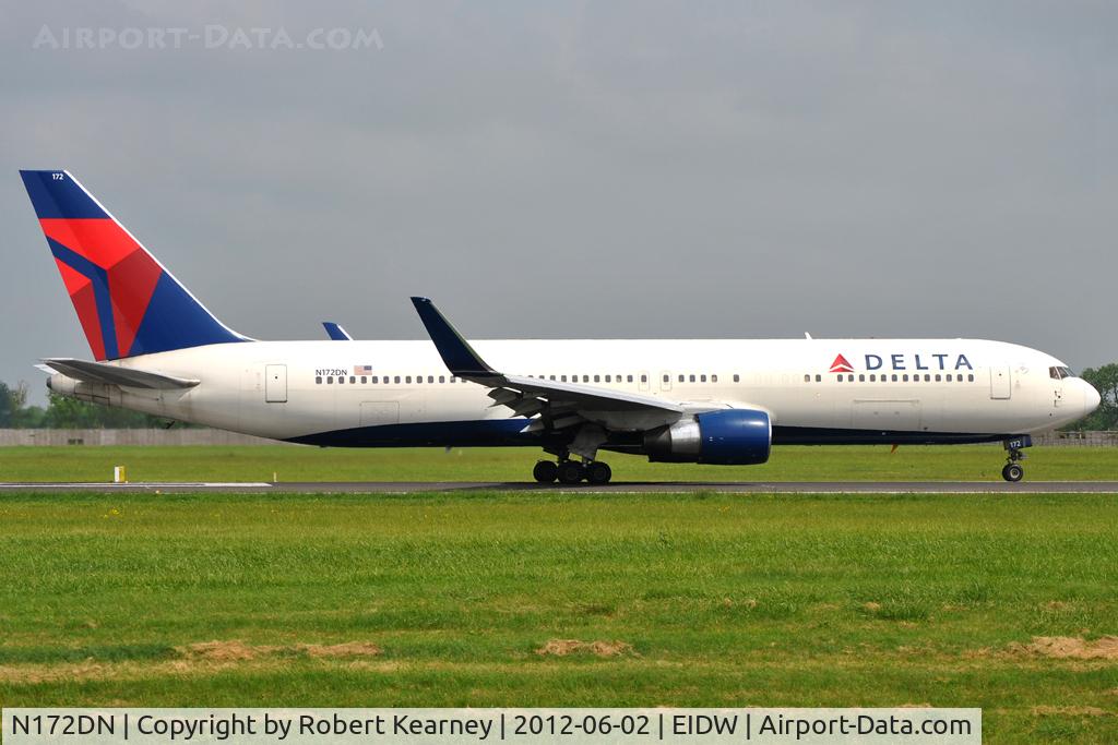 N172DN, 1990 Boeing 767-332 C/N 24775, Rolling on r/w 10