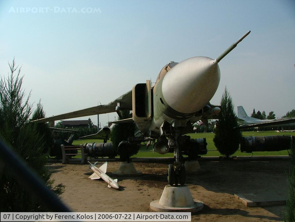 07, 1979 Mikoyan-Gurevich MiG-23MF C/N 0390217166, Kecel
