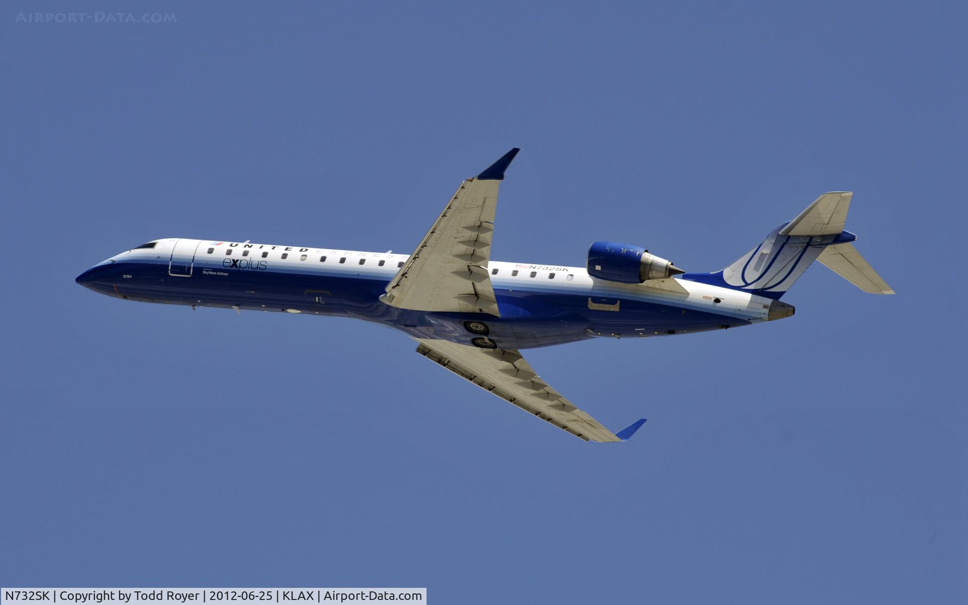 N732SK, 2005 Bombardier CRJ-700 (CL-600-2C10) Regional Jet C/N 10194, Departing LAX on 25R