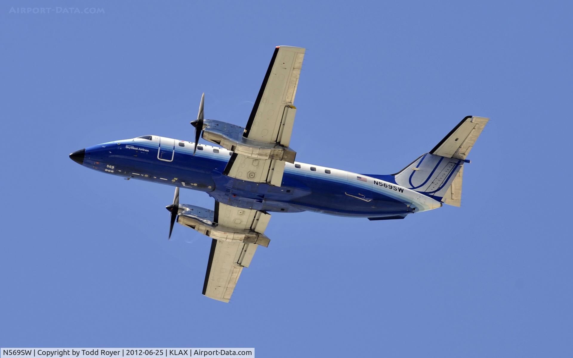 N569SW, 1998 Embraer EMB-120ER Brasilia C/N 120344, Departing LAX on 25R