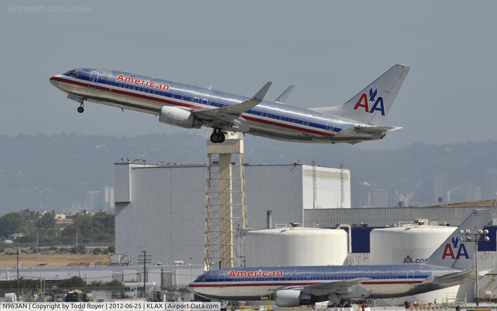 N963AN, 2001 Boeing 737-823 C/N 29543, Departing LAX on 25R