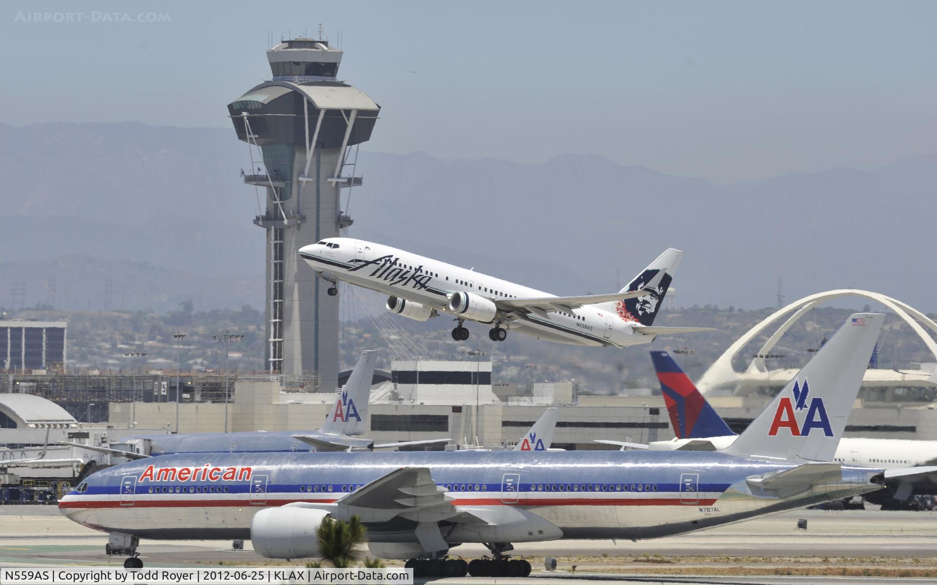 N559AS, 2006 Boeing 737-890 C/N 35178, Departing LAX on 25R