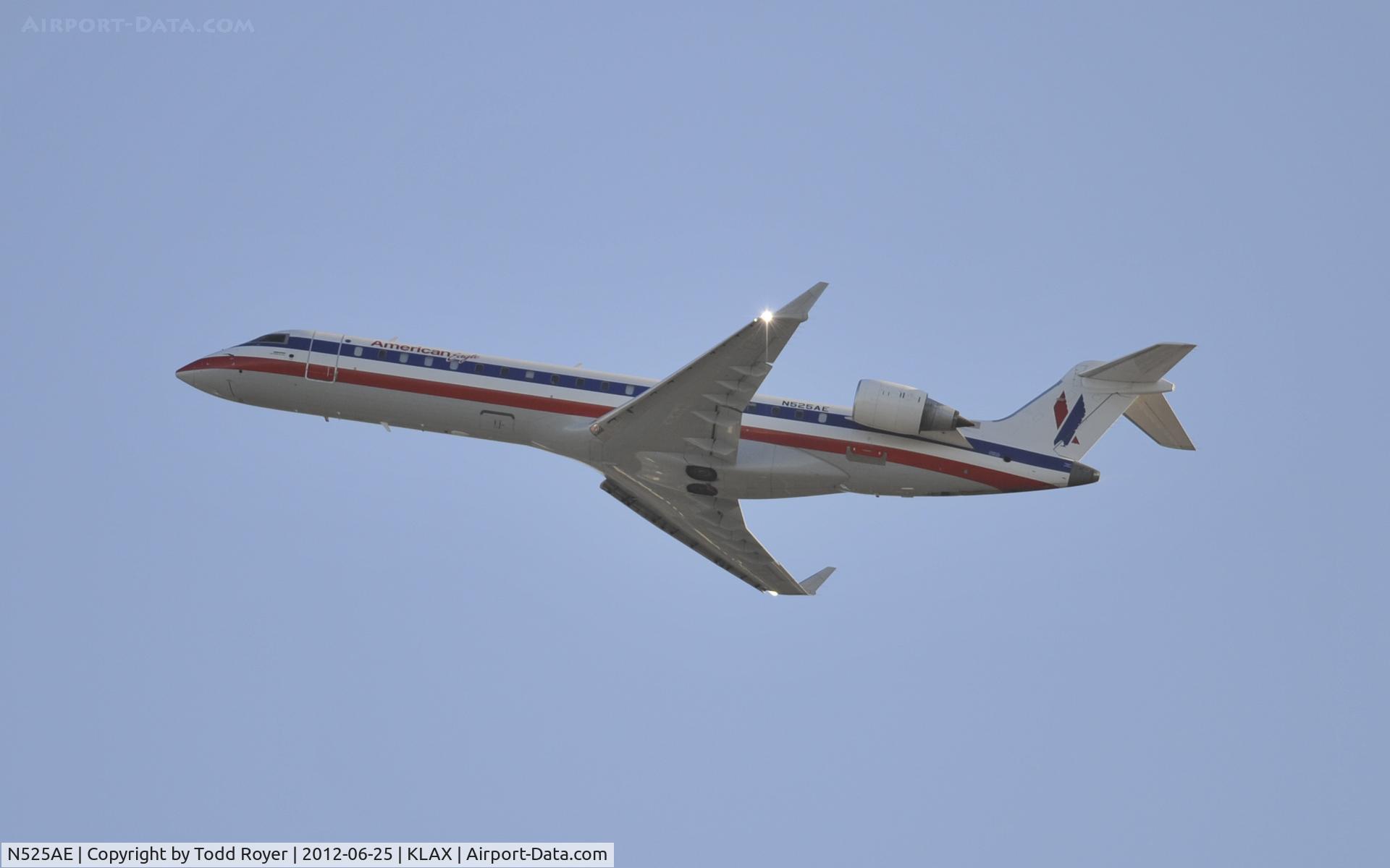 N525AE, Bombardier CRJ-701ER (CL-600-2C10) Regional Jet C/N 10302, Departing LAX on 25R