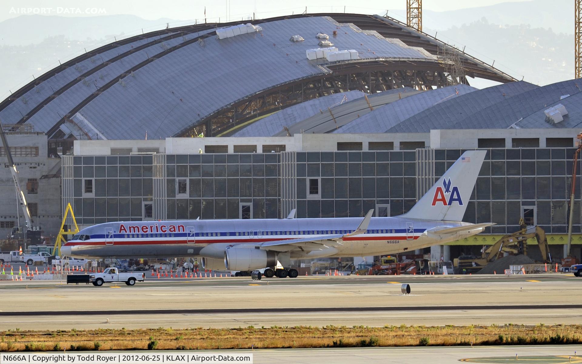 N666A, 1992 Boeing 757-223 C/N 25300, Taxiing for departure