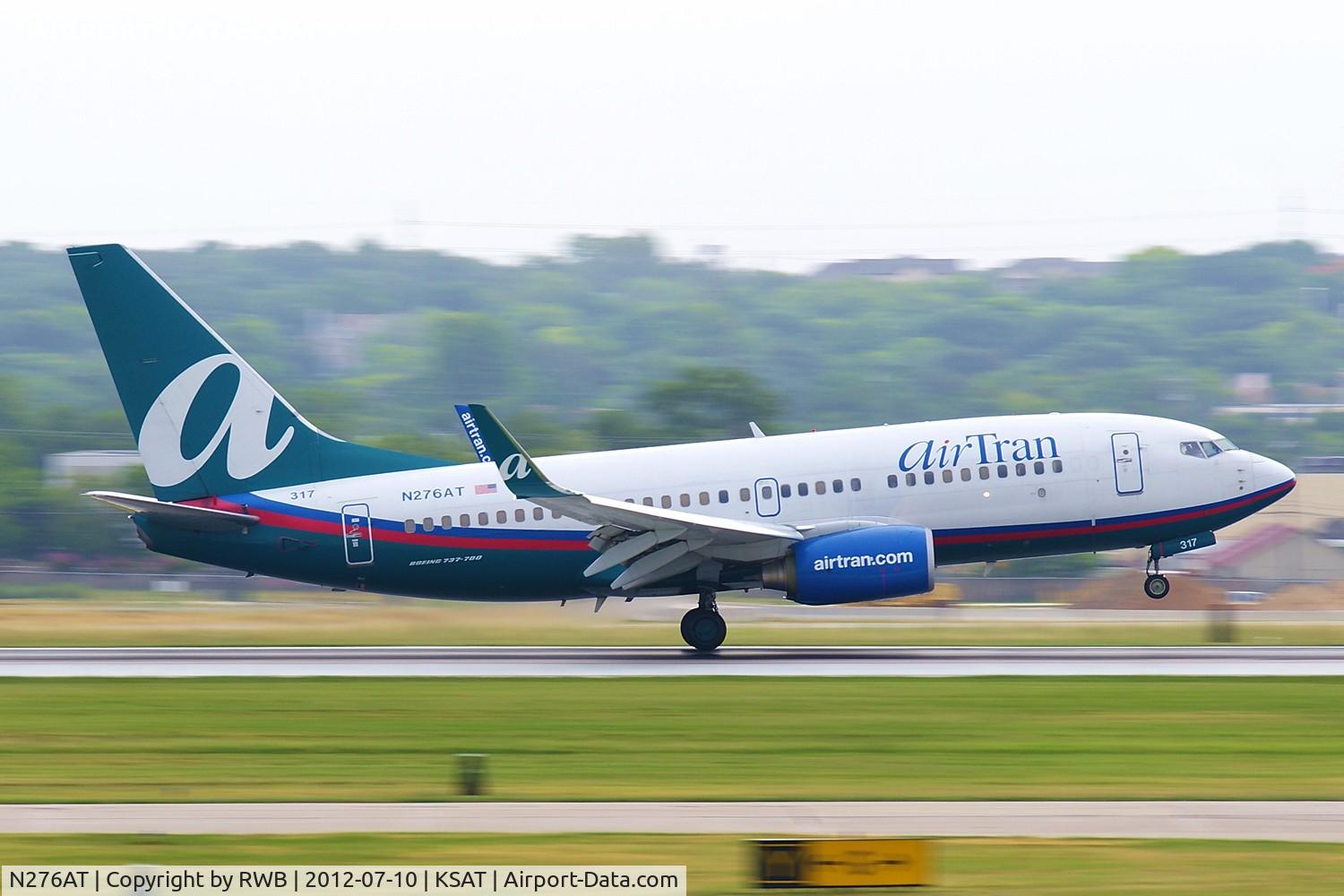 N276AT, 2005 Boeing 737-76N C/N 32664, Landing 12R