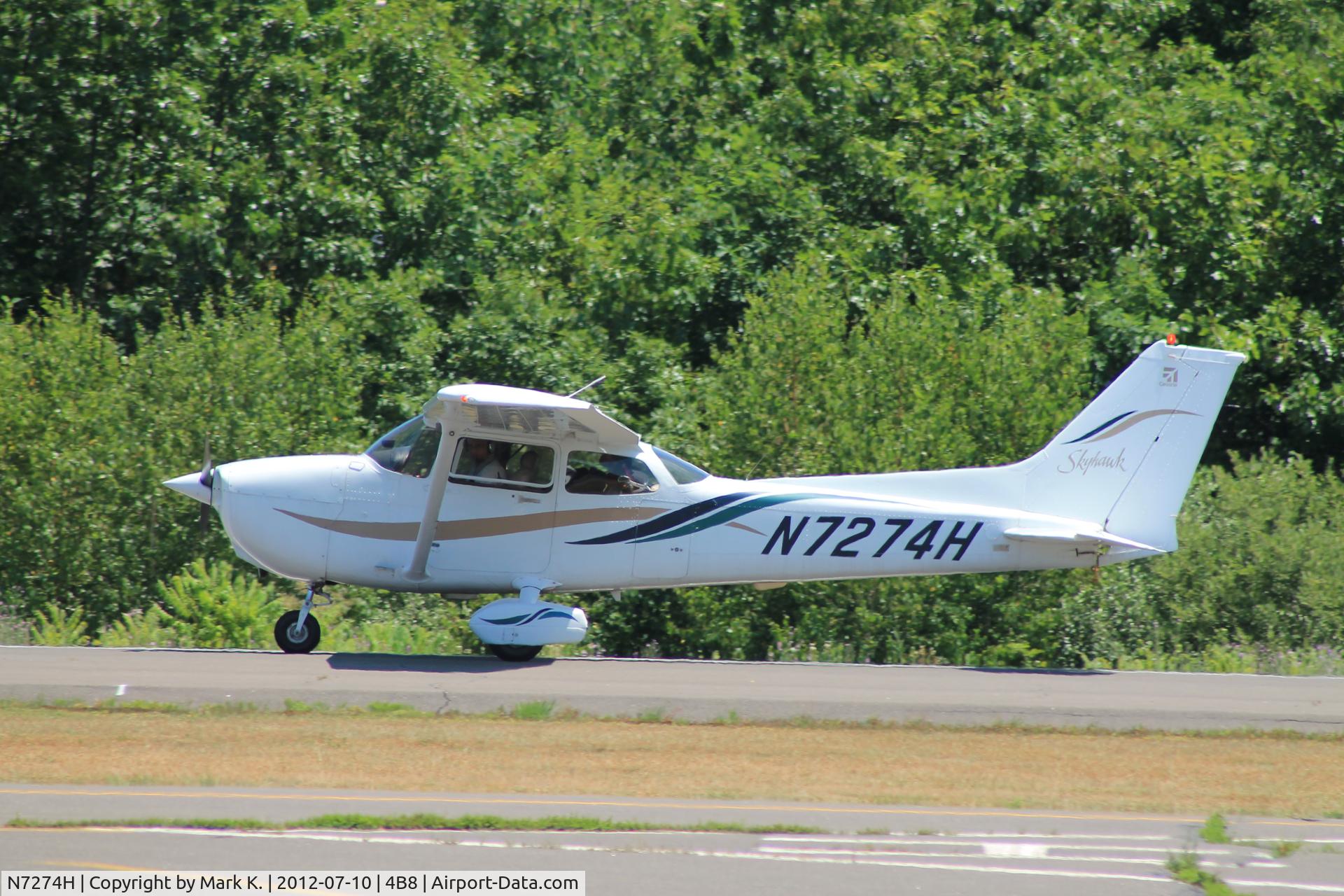 N7274H, 1999 Cessna 172R C/N 17280642, Clearing runway 2.