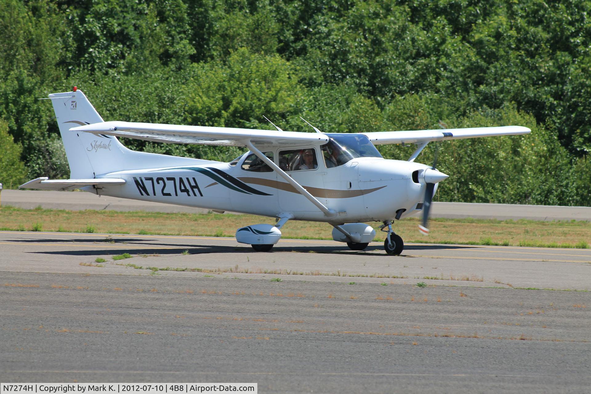 N7274H, 1999 Cessna 172R C/N 17280642, Taxiing back to the ramp.