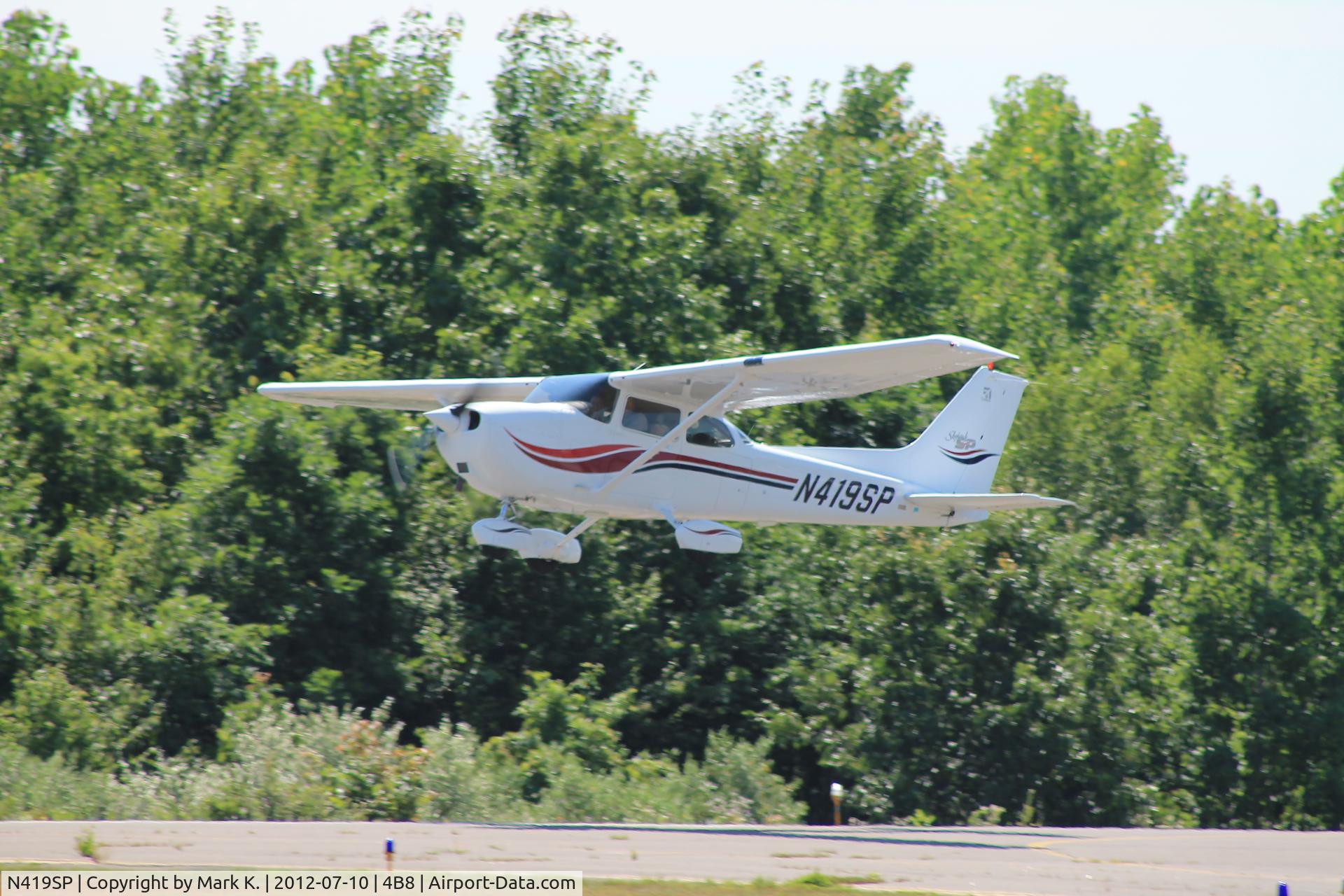 N419SP, 2000 Cessna 172S C/N 172S8350, Departure on runway 2.