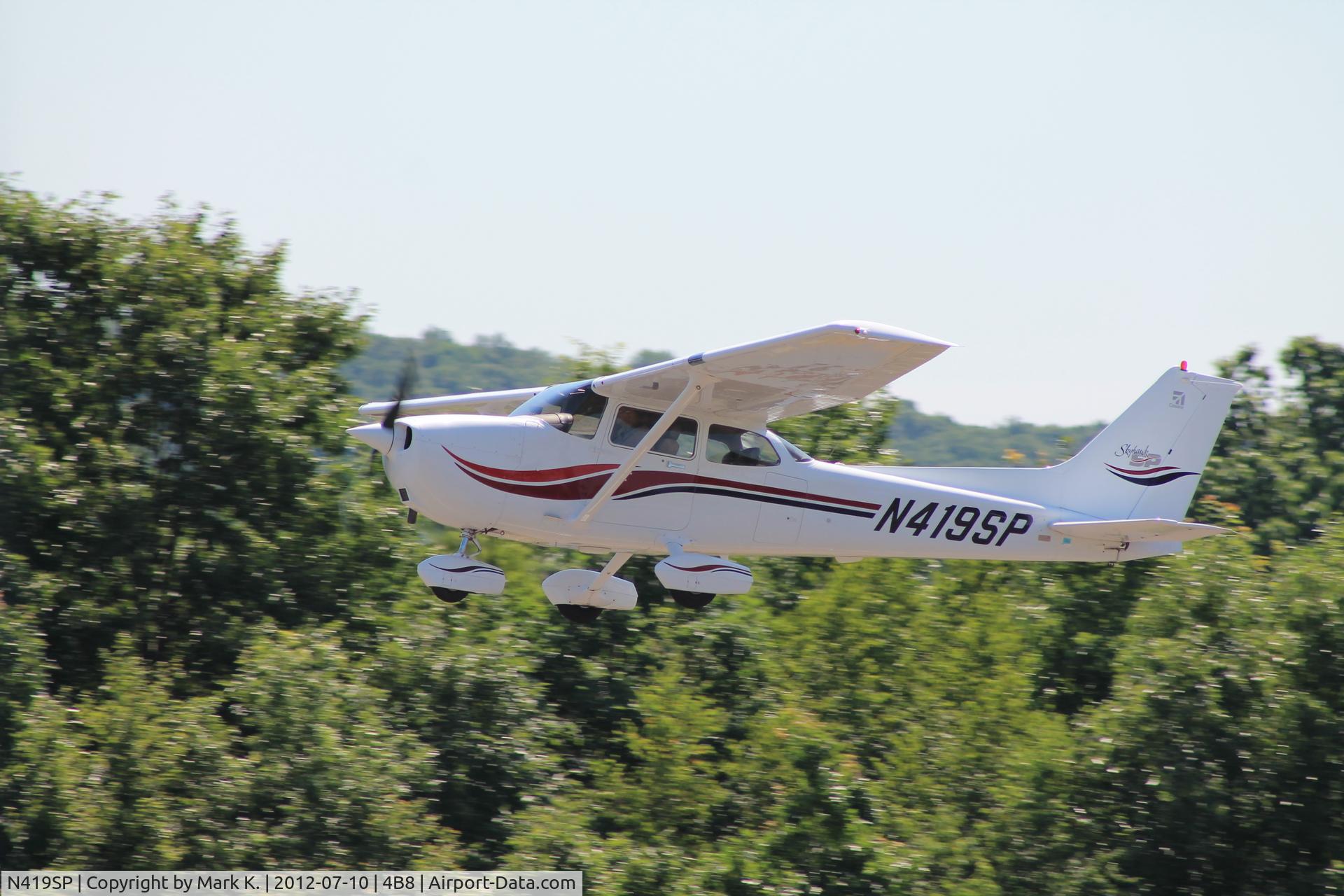 N419SP, 2000 Cessna 172S C/N 172S8350, Departure on runway 2.