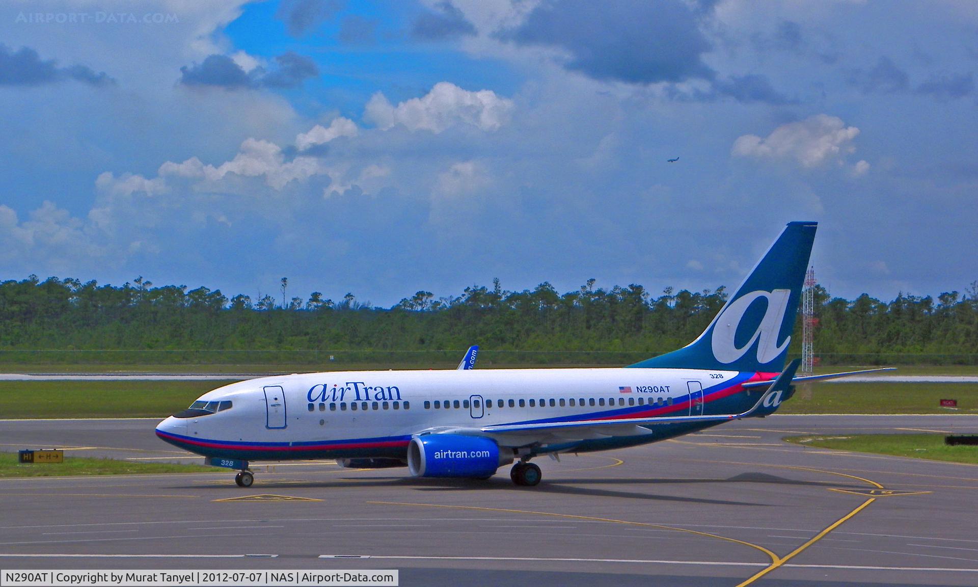 N290AT, 2006 Boeing 737-7BD C/N 33925, Taxiing to gate at NAS