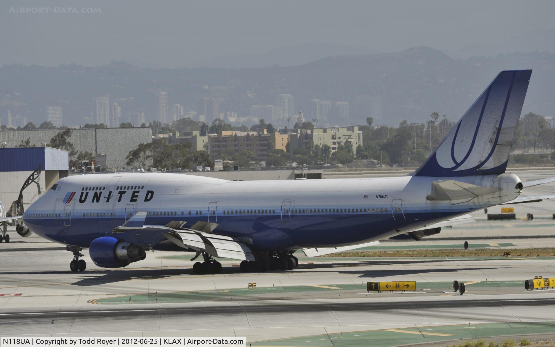 N118UA, 1999 Boeing 747-422 C/N 28811, Taxing to gate after arriving on 25L at LAX