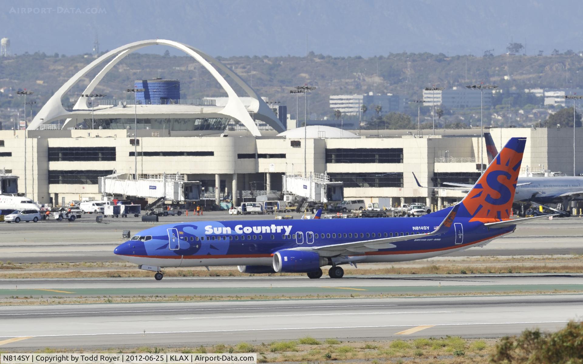 N814SY, 2001 Boeing 737-8BK C/N 30620, Taxiing to gate after arriving at LAX on 25L
