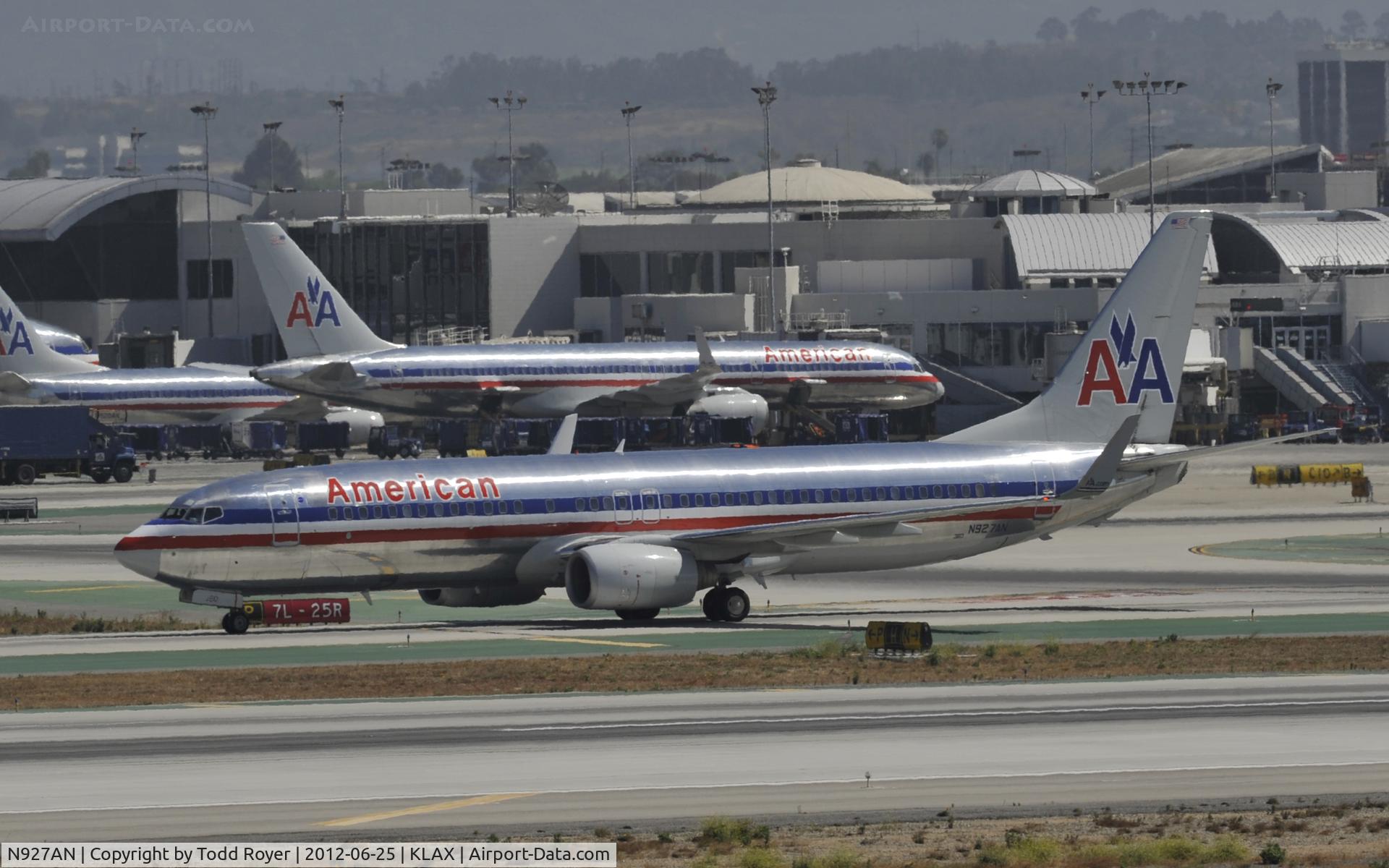 N927AN, 2000 Boeing 737-823 C/N 30077, Taxiing to gate after arriving at LAX on 25L