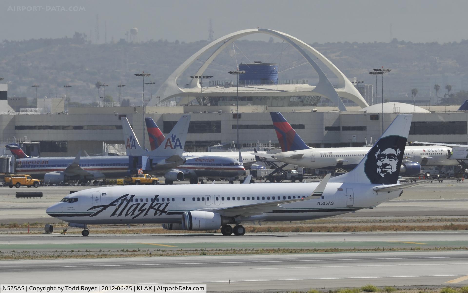 N525AS, 2009 Boeing 737-890 C/N 35692, Taxing to gate after arriving at LAX on 25L