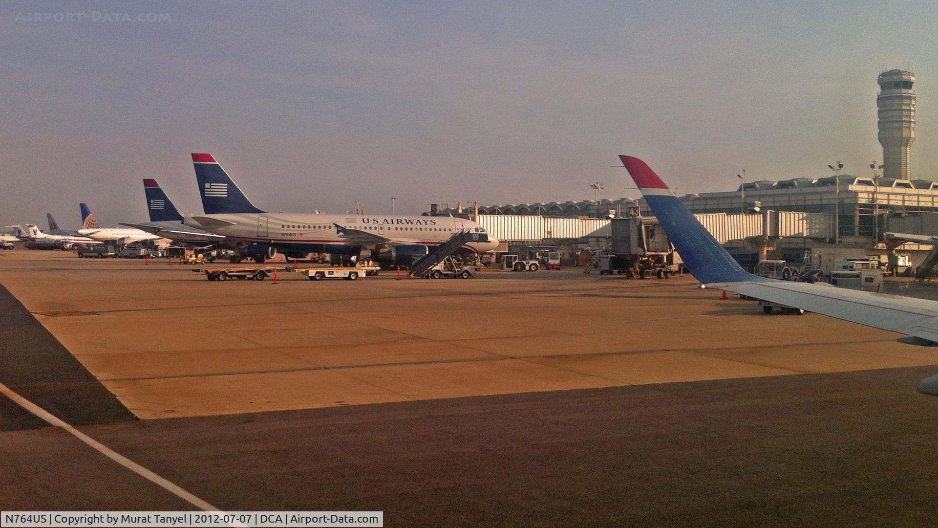 N764US, 2000 Airbus A319-112 C/N 1369, At the gate at DCA