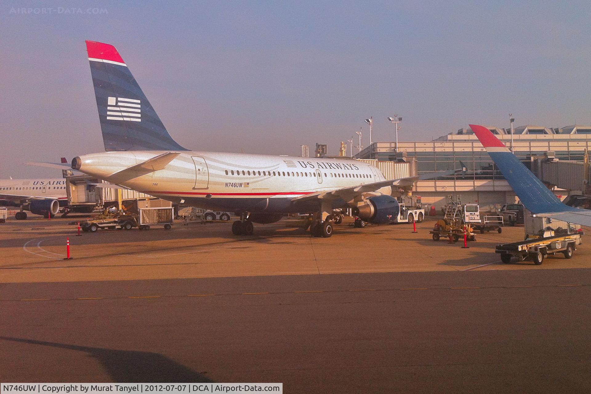 N746UW, 2000 Airbus A319-112 C/N 1297, At the gate at DCA