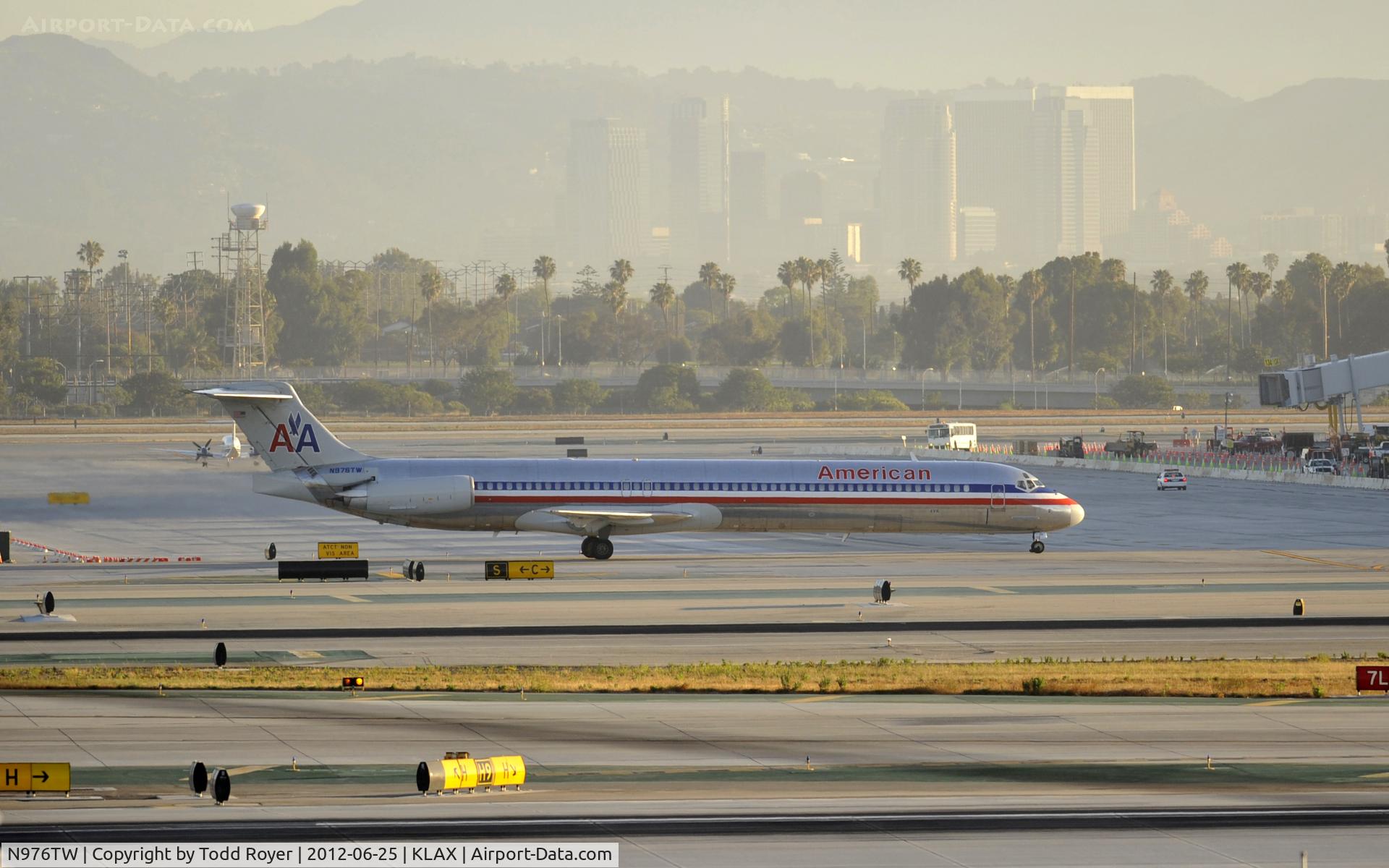 N976TW, 1999 McDonnell Douglas MD-83 (DC-9-83) C/N 53626, Taxiing to gate at LAX