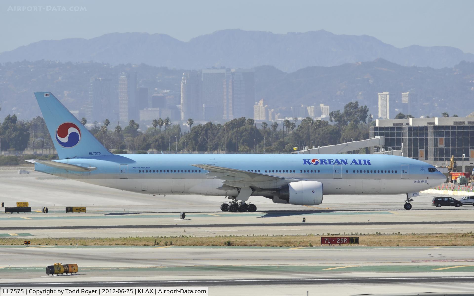 HL7575, 2000 Boeing 777-2B5/ER C/N 28445, Taxiing to gate at LAX