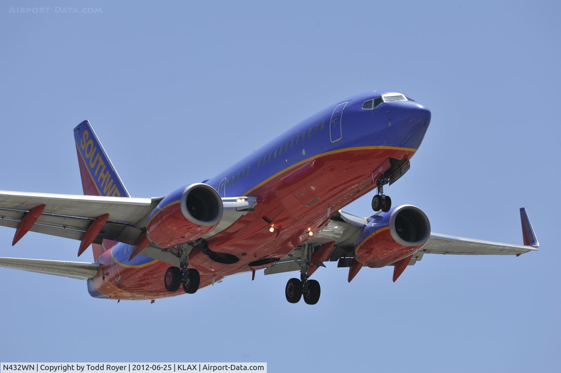 N432WN, 2003 Boeing 737-7H4 C/N 33715, Arriving at LAX on 24R