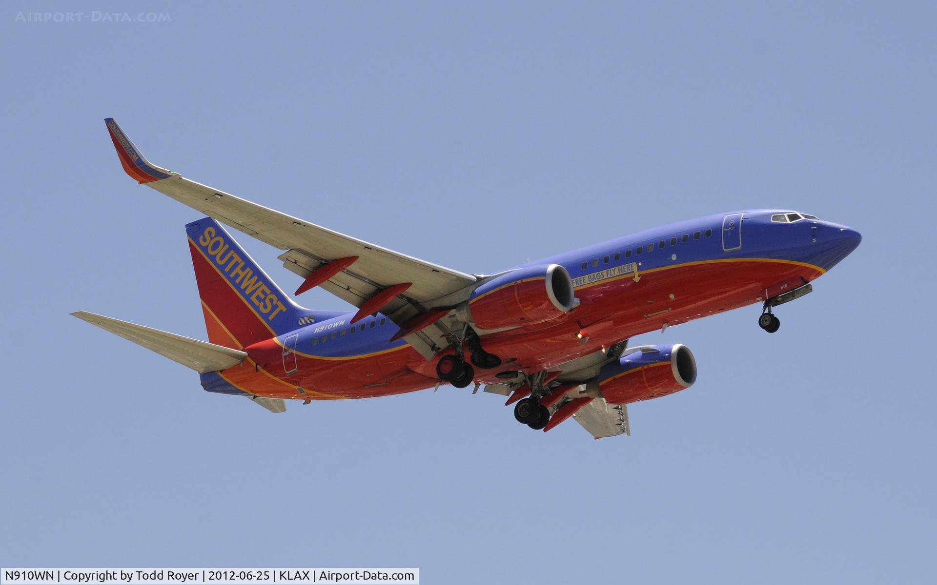 N910WN, 2008 Boeing 737-7H4 C/N 36618, Arriving at LAX on 24R