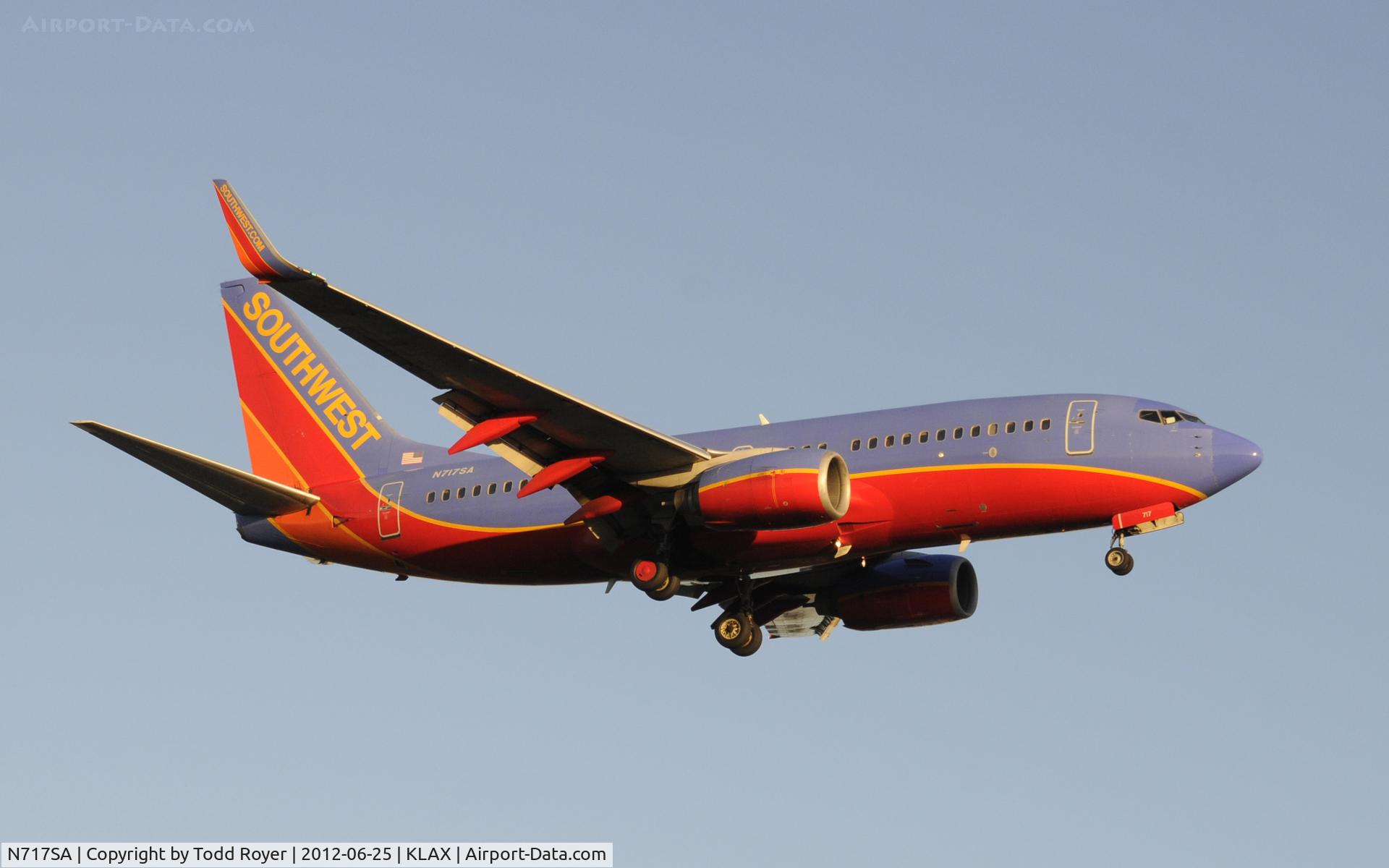 N717SA, 1998 Boeing 737-7H4 C/N 27851, Arriving at LAX on 24R