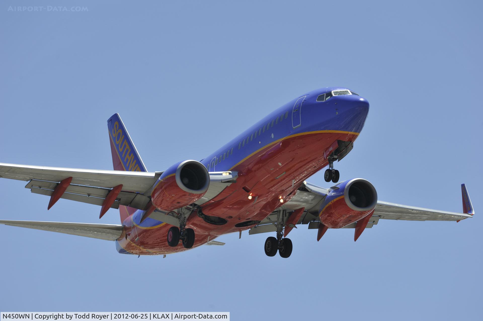 N450WN, 2004 Boeing 737-7H4 C/N 32470, Arriving at LAX on 24R