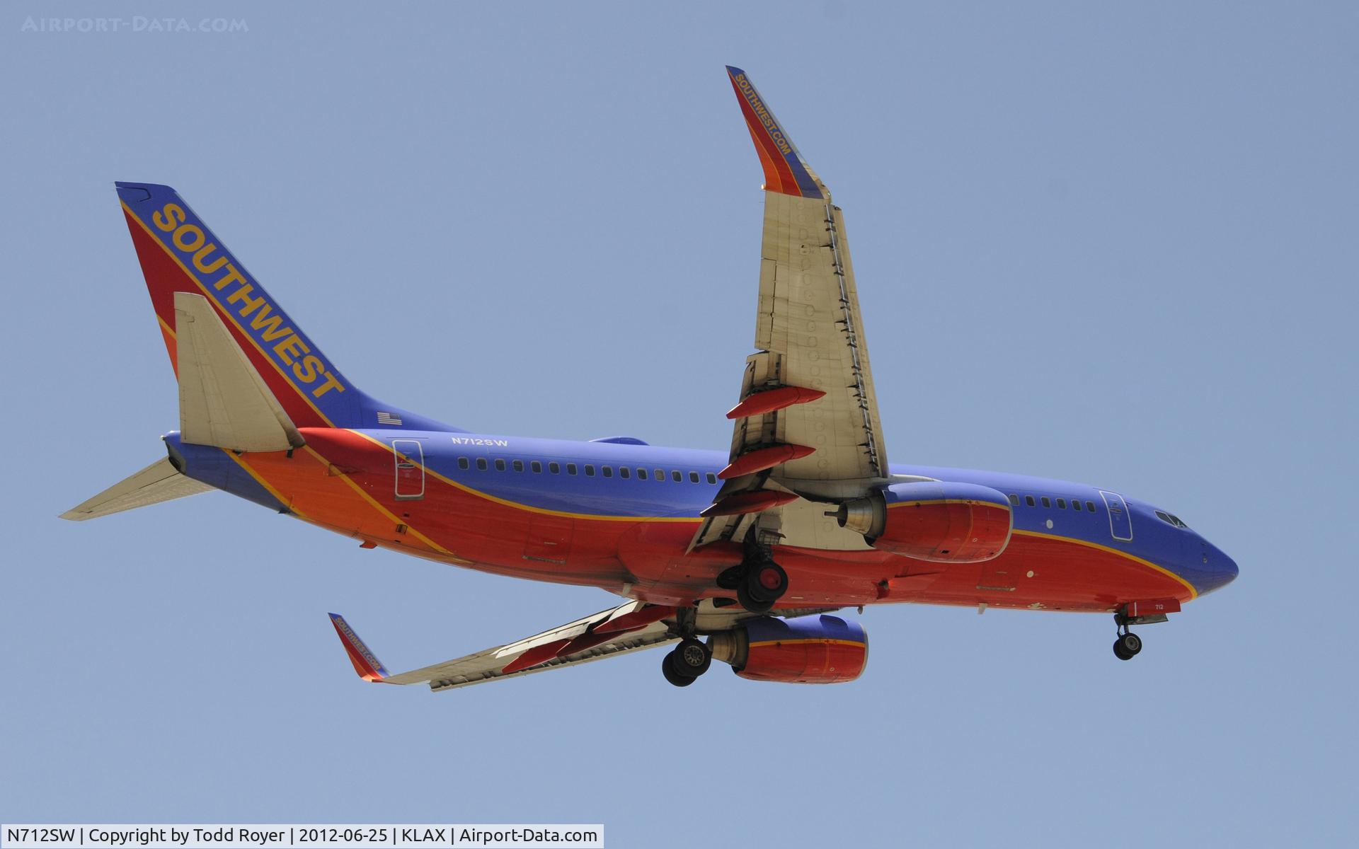N712SW, 1998 Boeing 737-7H4 C/N 27846, Arriving at LAX on 24R