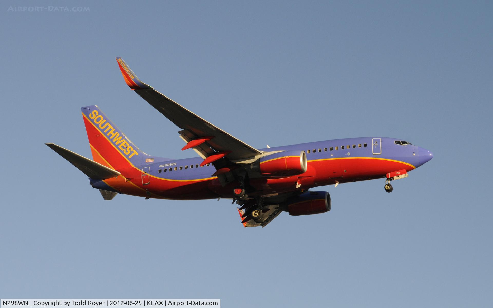 N298WN, 2007 Boeing 737-7H4 C/N 32543, Arriving at LAX on 24R