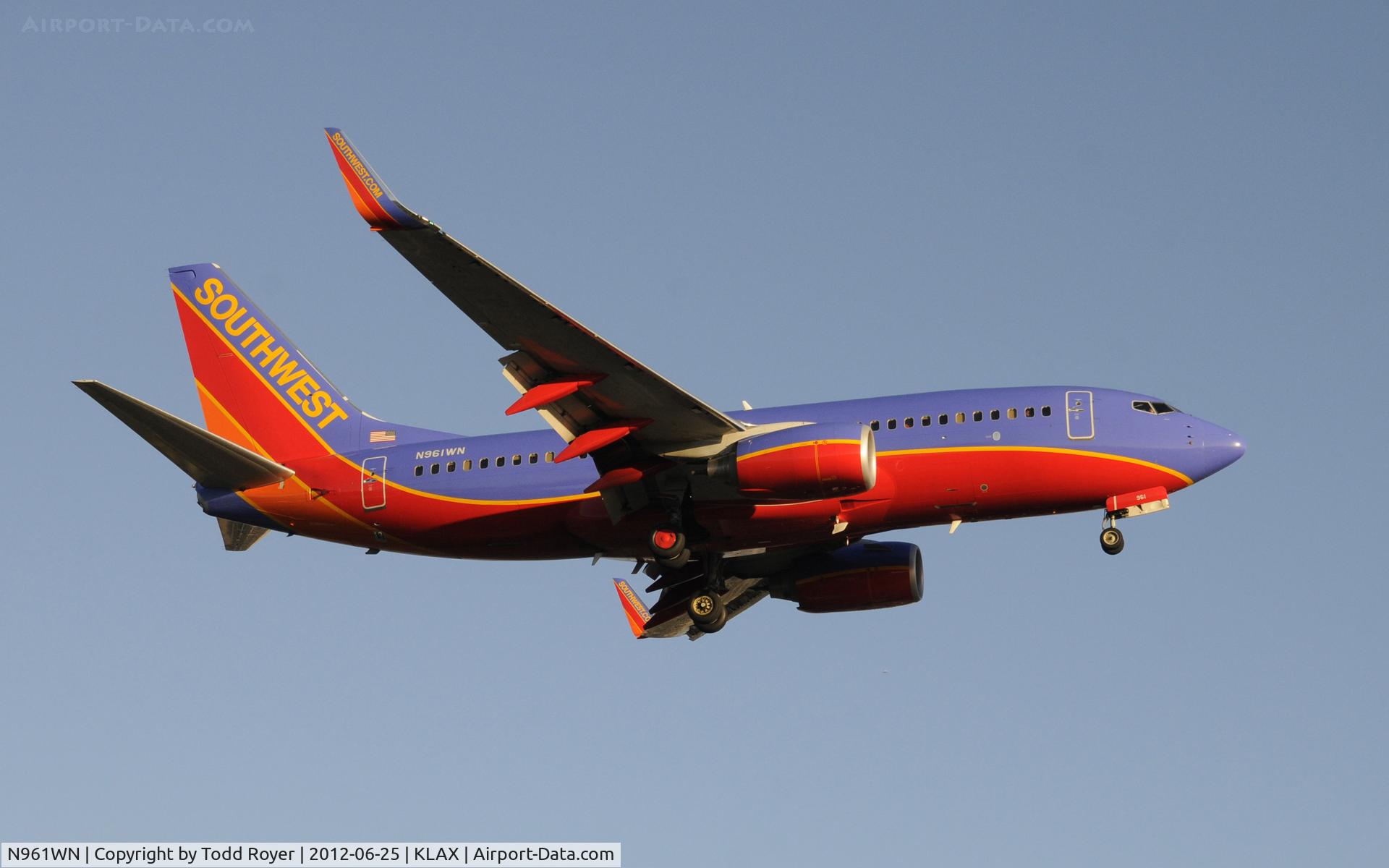 N961WN, 2011 Boeing 737-7H4 C/N 36962, Arriving at LAX on 24R