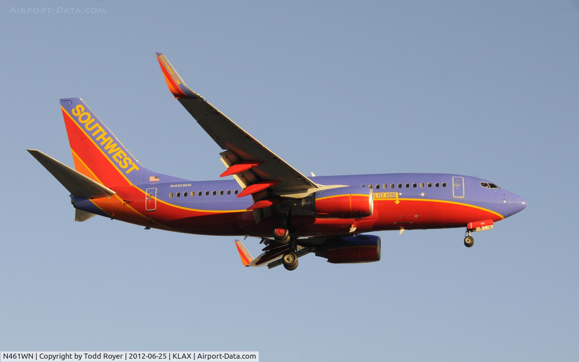 N461WN, 2004 Boeing 737-7H4 C/N 32465, Arriving at LAX on 24R