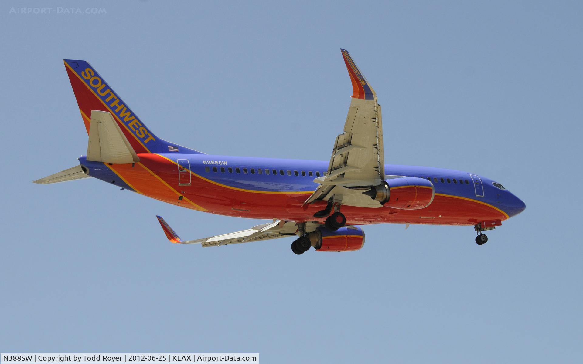 N388SW, 1994 Boeing 737-3H4 C/N 26591, Arriving at LAX on 24R