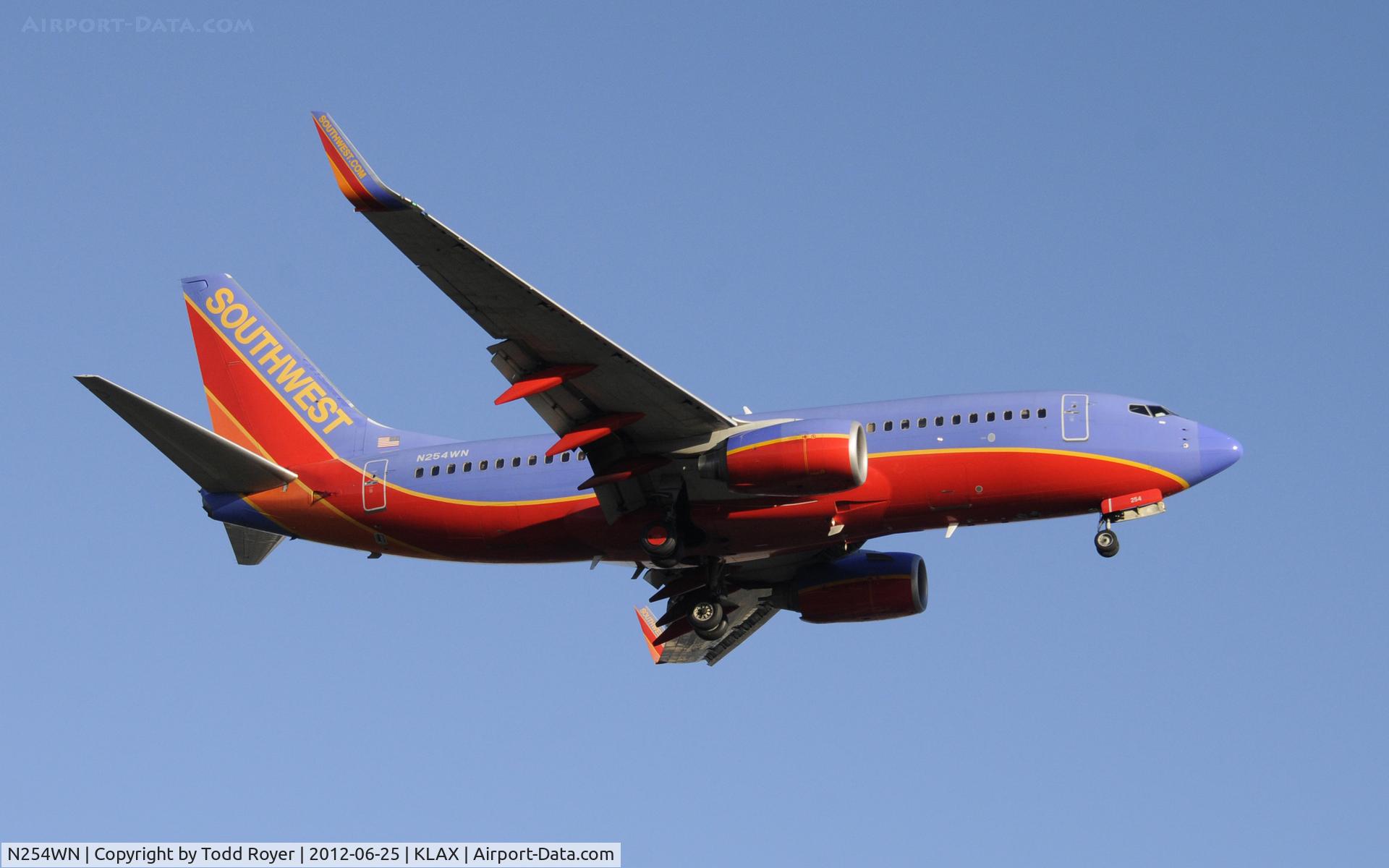 N254WN, 2006 Boeing 737-7H4 C/N 32512, Arriving at LAX on 24R