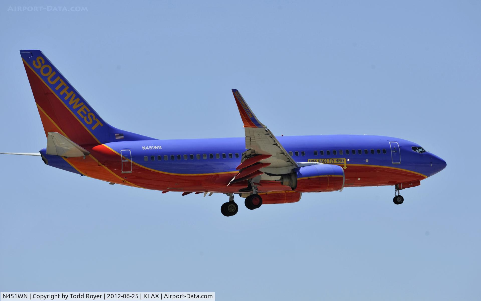 N451WN, 2004 Boeing 737-7H4 C/N 32495, Arriving at LAX on 24R