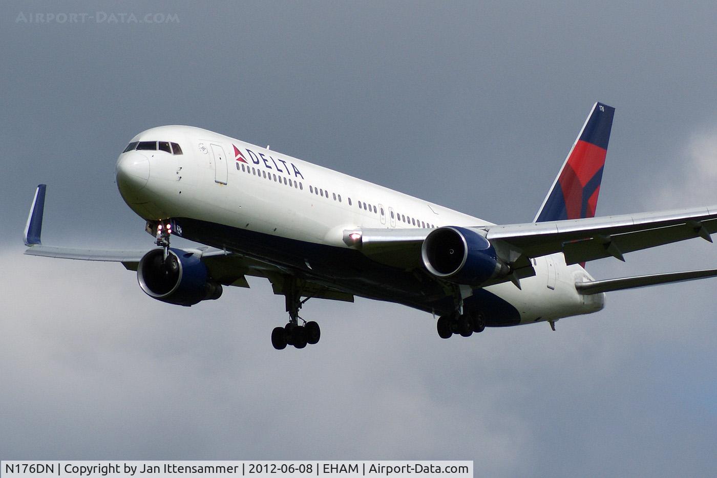 N176DN, 1990 Boeing 767-332 C/N 25061, n176dn @ eham