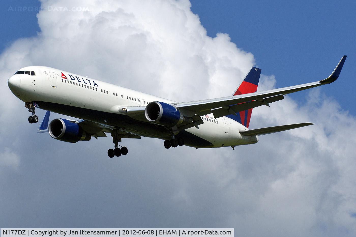 N177DZ, 1999 Boeing 767-332 C/N 29698, N177DZ @ eham