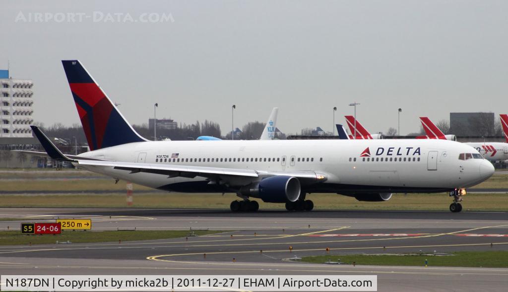 N187DN, 1996 Boeing 767-332/ER C/N 27582, Taxiing